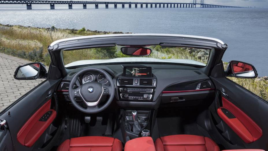 Elegante, o interior tem sistema multimídia com tela de 6,5 polegadas | <a href="https://beta-develop.quatrorodas.abril.com.br/noticias/saloes/paris-2014/bmw-revela-serie-2-convertible-799406.shtml" rel="migration">Leia mais</a> Elegante, o interior tem sistema multimídia com tela de 6,5 polegadas | <a href="https://beta-develop.quatrorodas.abril.com.br/noticias/saloes/paris-2014/bmw-revela-serie-2-convertible-799406.shtml" rel="migration">Leia mais</a>