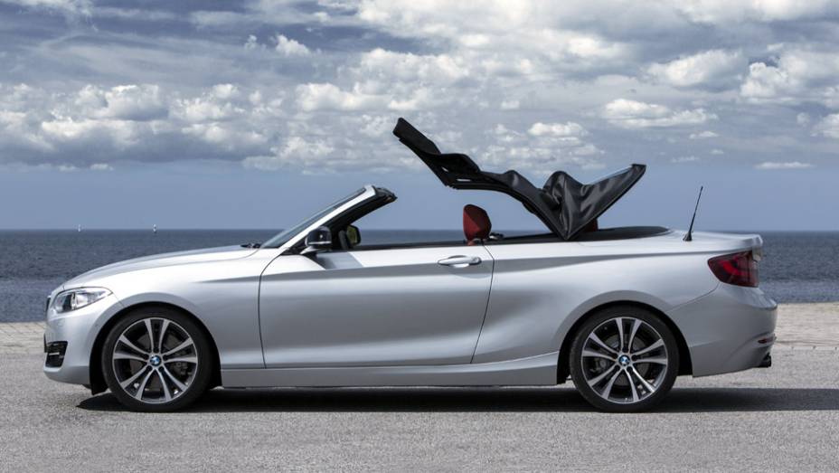 Basta um toque no bot&atilde;o para que a capota seja recolhida em apenas 20 segundos | <a href="https://beta-develop.quatrorodas.abril.com.br/noticias/saloes/paris-2014/bmw-revela-serie-2-convertible-799406.shtml" rel="migration">Leia mais</a>