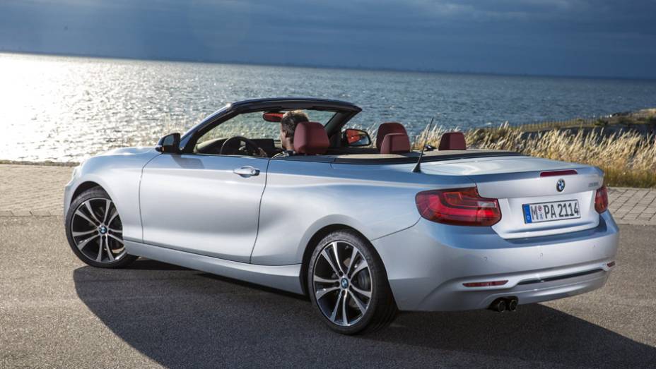 As vendas do modelo come&ccedil;am em fevereiro de 2015 | <a href="https://beta-develop.quatrorodas.abril.com.br/noticias/saloes/paris-2014/bmw-revela-serie-2-convertible-799406.shtml" rel="migration">Leia mais</a>