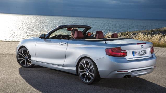 As vendas do modelo começam em fevereiro de 2015 | <a href="https://beta-develop.quatrorodas.abril.com.br/noticias/saloes/paris-2014/bmw-revela-serie-2-convertible-799406.shtml" rel="migration">Leia mais</a> As vendas do modelo começam em fevereiro de 2015 | <a href="https://beta-develop.quatrorodas.abril.com.br/noticias/saloes/paris-2014/bmw-revela-serie-2-convertible-799406.shtml" rel="migration">Leia mais</a>