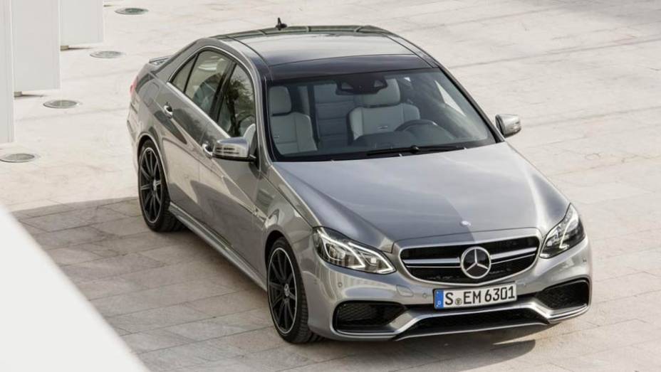 Completamente reestilizado, o E63 AMG seguiu os passos do novo Classe E ao abandonar os faróis duplos | <a href="https://beta-develop.quatrorodas.abril.com.br/saloes/detroit/2013/mercedes-benz-e63-amg-730591.shtml" rel="migration">Leia mais</a>