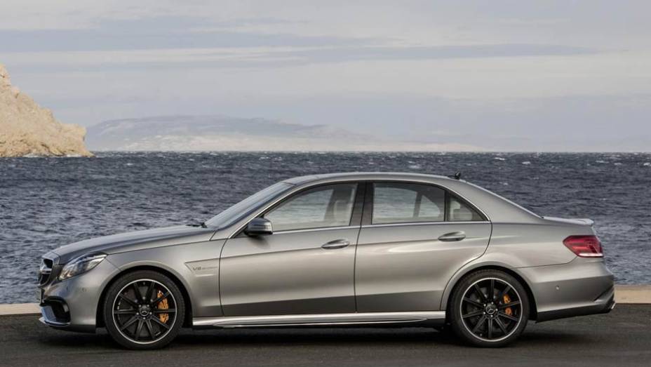 A lateral lembra muito a geração anterior | <a href="https://beta-develop.quatrorodas.abril.com.br/saloes/detroit/2013/mercedes-benz-e63-amg-730591.shtml" rel="migration">Leia mais</a> A lateral lembra muito a geração anterior | <a href="https://beta-develop.quatrorodas.abril.com.br/saloes/detroit/2013/mercedes-benz-e63-amg-730591.shtml" rel="migration">Leia mais</a>