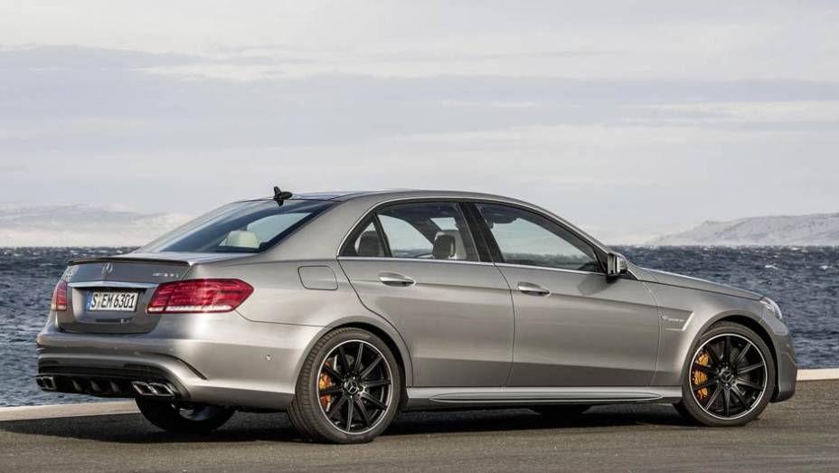 Atr&aacute;s, as lanternas ganharam nova disposi&ccedil;&atilde;o de luzes | <a href="https://beta-develop.quatrorodas.abril.com.br/saloes/detroit/2013/mercedes-benz-e63-amg-730591.shtml" rel="migration">Leia mais</a>