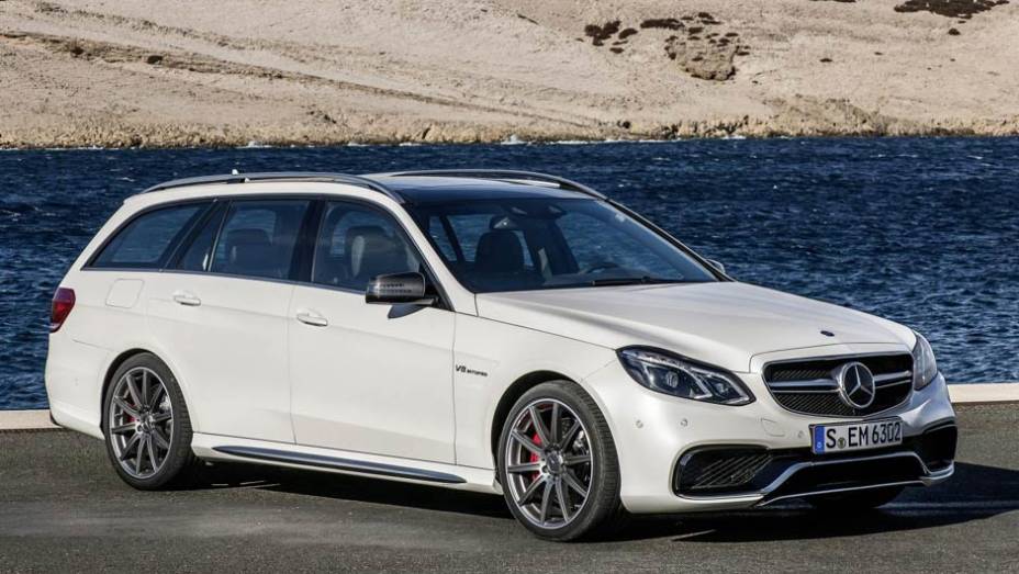 Quem gosta (ou precisa) de levar a família pode ficar com a versão perua | <a href="https://beta-develop.quatrorodas.abril.com.br/saloes/detroit/2013/mercedes-benz-e63-amg-730591.shtml" rel="migration">Leia mais</a>