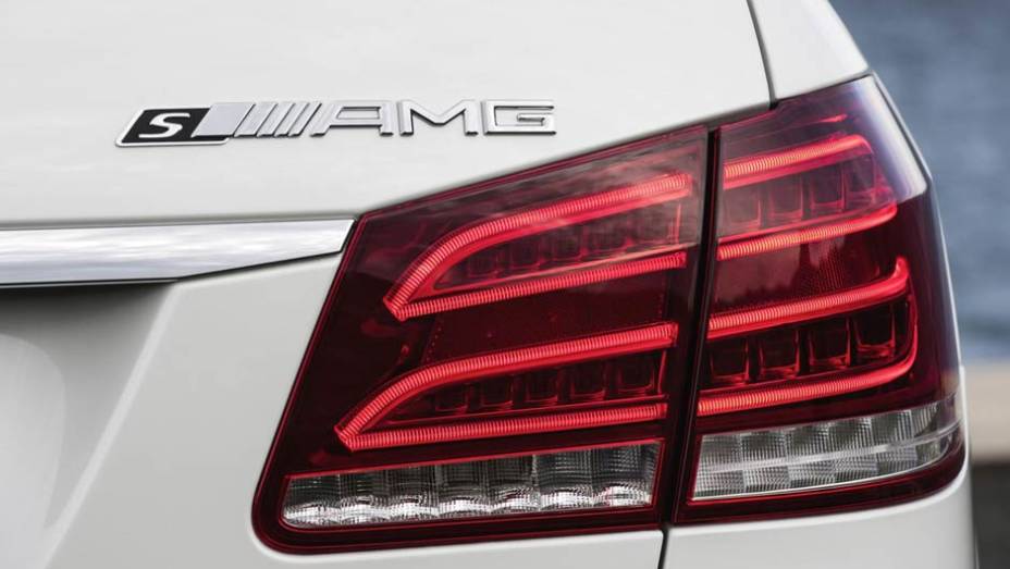A versão S-Model eleva a potência para 585 cv | <a href="https://beta-develop.quatrorodas.abril.com.br/saloes/detroit/2013/mercedes-benz-e63-amg-730591.shtml" rel="migration">Leia mais</a> A versão S-Model eleva a potência para 585 cv | <a href="https://beta-develop.quatrorodas.abril.com.br/saloes/detroit/2013/mercedes-benz-e63-amg-730591.shtml" rel="migration">Leia mais</a>