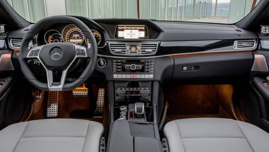 Elegante, o interior traz acabamento de primeira qualidade e apliques de alumínio | <a href="https://beta-develop.quatrorodas.abril.com.br/saloes/detroit/2013/mercedes-benz-e63-amg-730591.shtml" rel="migration">Leia mais</a>