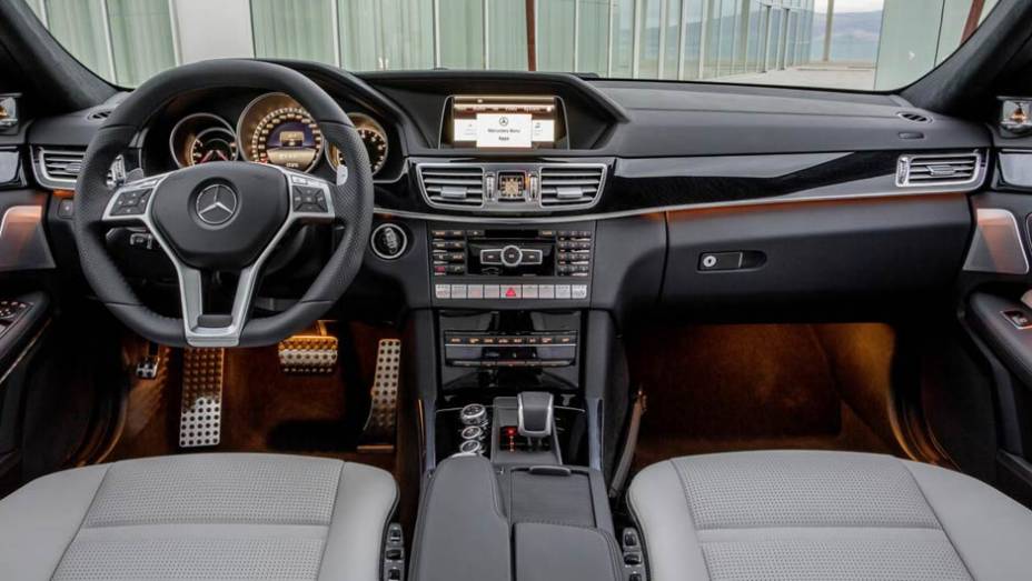 Elegante, o interior traz acabamento de primeira qualidade e apliques de alum&iacute;nio | <a href="https://beta-develop.quatrorodas.abril.com.br/saloes/detroit/2013/mercedes-benz-e63-amg-730591.shtml" rel="migration">Leia mais</a>