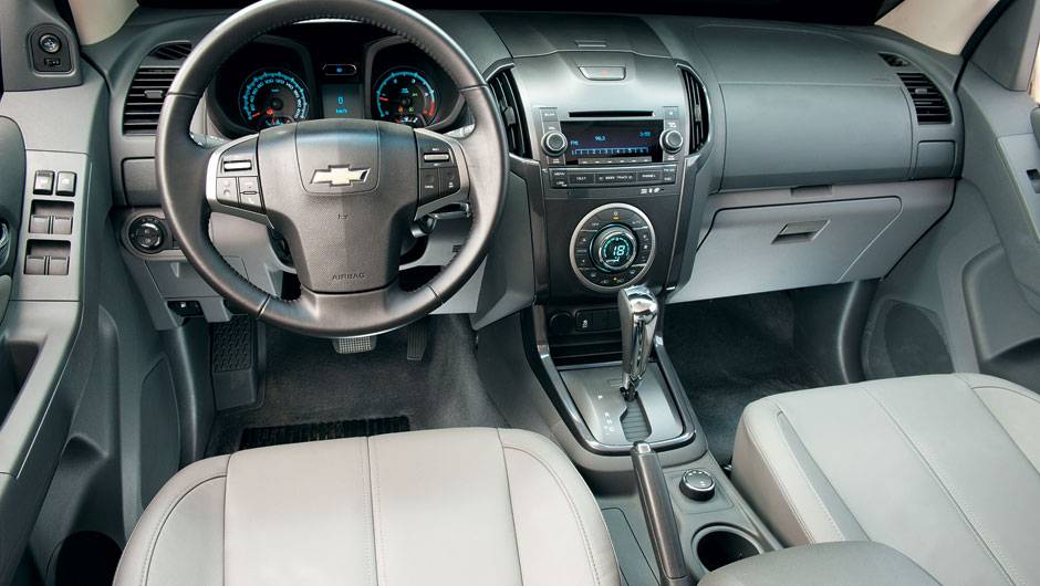 O volante &eacute; multifuncional mas pode ser ajustado somente na altura. | <a href="https://beta-develop.quatrorodas.abril.com.br/carros/testes/chevrolet-s10-681120.shtml" rel="migration">Leia mais</a>
