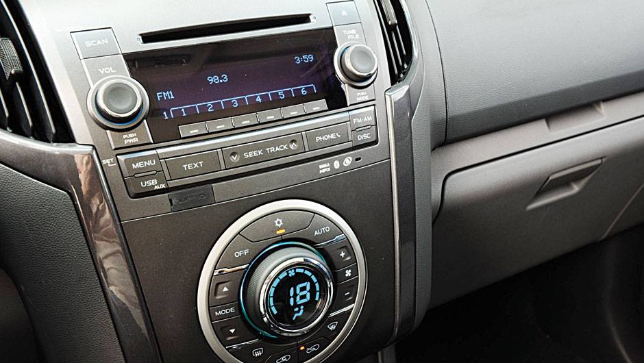 Comando do ar: circular e confuso. | <a href="https://beta-develop.quatrorodas.abril.com.br/carros/testes/chevrolet-s10-681120.shtml" rel="migration">Leia mais</a>