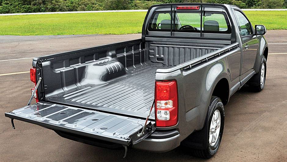 Cabine simples tem ca&ccedil;amba de 1 570 litros. | <a href="https://beta-develop.quatrorodas.abril.com.br/carros/testes/chevrolet-s10-681120.shtml" rel="migration">Leia mais</a>