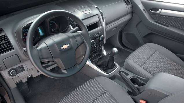 Versão LS básica vem com bancos de tecido, ar-condicionado e freios ABS. | <a href="https://beta-develop.quatrorodas.abril.com.br/carros/testes/chevrolet-s10-681120.shtml" rel="migration">Leia mais</a> Versão LS básica vem com bancos de tecido, ar-condicionado e freios ABS. | <a href="https://beta-develop.quatrorodas.abril.com.br/carros/testes/chevrolet-s10-681120.shtml" rel="migration">Leia mais</a>