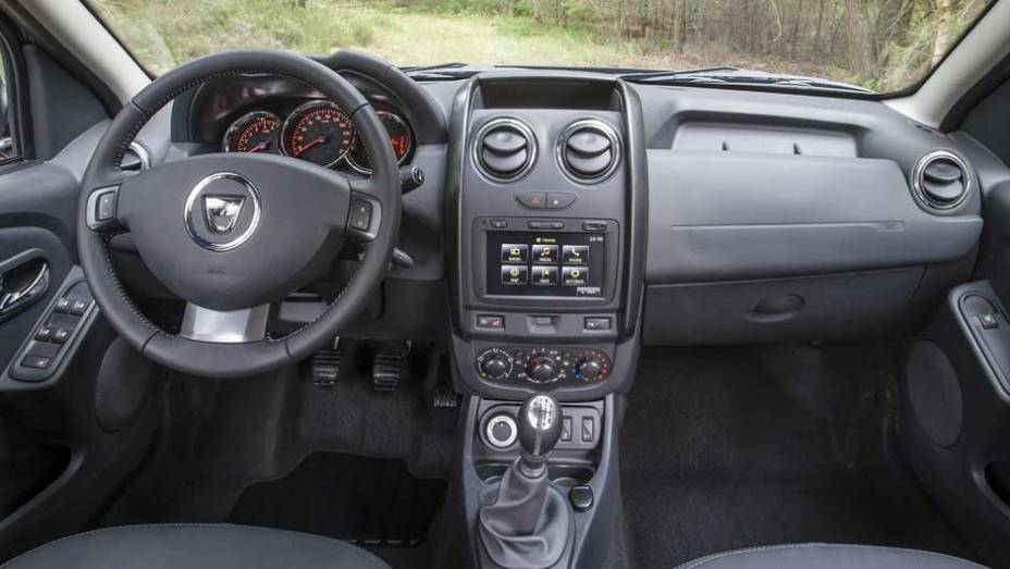 Assim como os novos Logan e Sandero, o interior ficou mais refinado; painel e console central são inteiramente novos | <a href="https://beta-develop.quatrorodas.abril.com.br/saloes/frankfurt/2013/duster-753168.shtml" rel="migration">Leia mais</a>