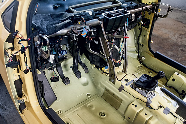 Carpetes retirados e praticamente não se via sinal de poeira. Presilhas e travas de alta pressão dão ao Up! um nível de acabamento acima da média. Carpetes retirados e praticamente não se via sinal de poeira. Presilhas e travas de alta pressão dão ao Up! um nível de acabamento acima da média.