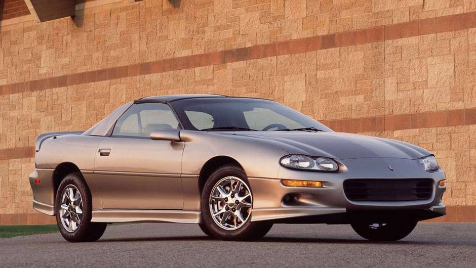 Chevrolet Camaro: carro de Jack Hyde, chefe de Ana na trama | <a href="https://beta-develop.quatrorodas.abril.com.br/noticias/entretenimento/galeria-fotos-mostra-carros-50-tons-cinza-834960.shtml" rel="migration">Leia mais</a>