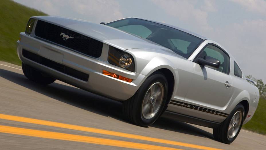 Ford Mustang: o <em>pony-car</em> faz uma participação especial durante uma perseguição, embora a autora não mencione o ano nem a versão do carro | <a href="https://beta-develop.quatrorodas.abril.com.br/noticias/entretenimento/galeria-fotos-mostra-carros-50-tons-cinza-834" rel="migration"></a>