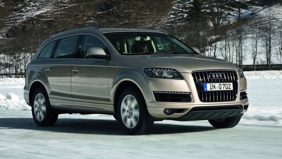 Audi Q7: ve&iacute;culo utilizado por Jason Taylor, seguran&ccedil;a particular de Grey | <a href="https://beta-develop.quatrorodas.abril.com.br/noticias/entretenimento/galeria-fotos-mostra-carros-50-tons-cinza-834960.shtml" rel="migration">Leia mais</a>