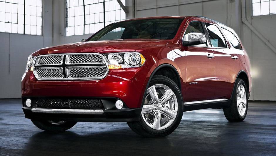 Dodge Durango: carro dirigido por Elizabeth durante a persegui&ccedil;&atilde;o ao casal protagonista | <a href="https://beta-develop.quatrorodas.abril.com.br/noticias/entretenimento/galeria-fotos-mostra-carros-50-tons-cinza-834960.shtml" rel="migration">Leia mais</a>