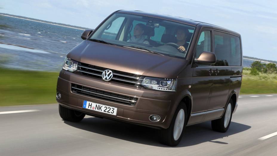 VW Multivan: a van alemã foi o meio de transporte de Ana e Grey durante uma visita à estação de esqui de Aspen | <a href="https://beta-develop.quatrorodas.abril.com.br/noticias/entretenimento/galeria-fotos-mostra-carros-50-tons-cinza-834960.shtml" rel="migration">Leia mais</a>
