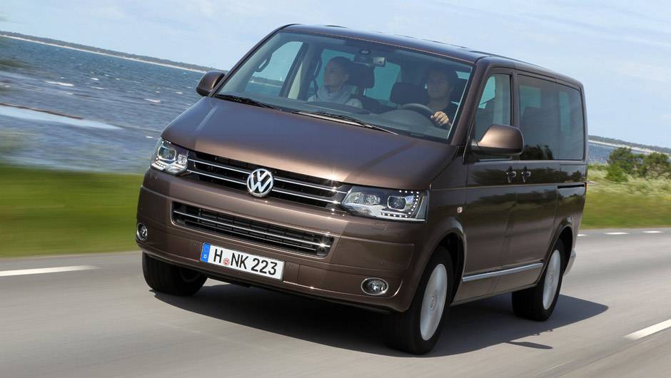 VW Multivan: a van alem&atilde; foi o meio de transporte de Ana e Grey durante uma visita &agrave; esta&ccedil;&atilde;o de esqui de Aspen | <a href="https://beta-develop.quatrorodas.abril.com.br/noticias/entretenimento/galeria-fotos-mostra-carros-50-tons-cinza-834960.shtml" rel="migration">Leia mais</a>