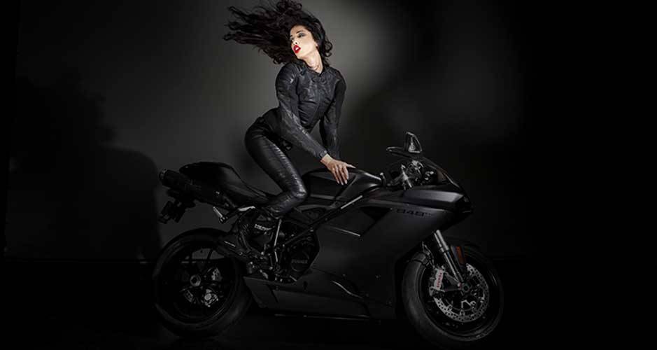 Ducati apresenta coleção da fotógrafa Elizabeth Raab reunindo nus e motos Ducati apresenta coleção da fotógrafa Elizabeth Raab reunindo nus e motos