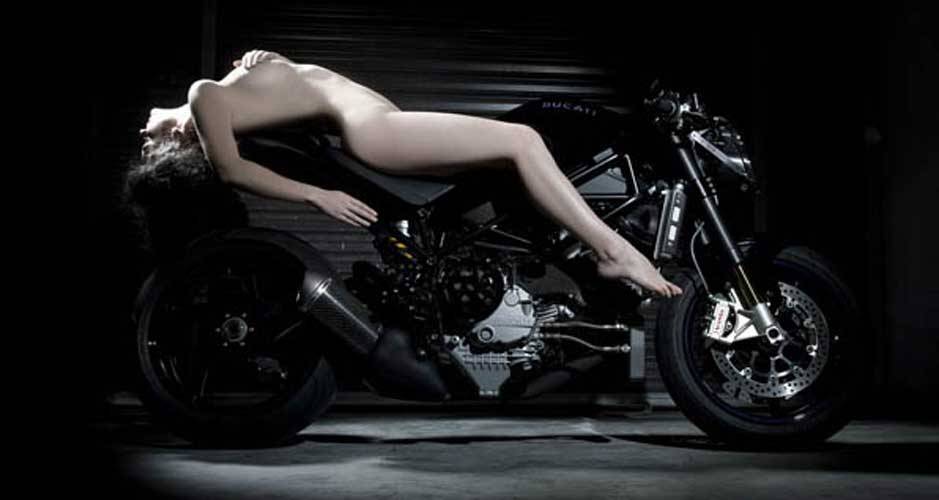 Ducati apresenta coleção da fotógrafa Elizabeth Raab reunindo nus e motos Ducati apresenta coleção da fotógrafa Elizabeth Raab reunindo nus e motos
