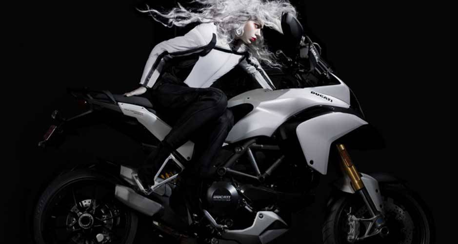 Ducati apresenta coleção da fotógrafa Elizabeth Raab reunindo nus e motos Ducati apresenta coleção da fotógrafa Elizabeth Raab reunindo nus e motos