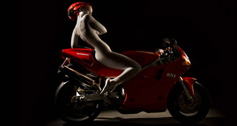 Ducati apresenta coleção da fotógrafa Elizabeth Raab reunindo nus e motos Ducati apresenta coleção da fotógrafa Elizabeth Raab reunindo nus e motos
