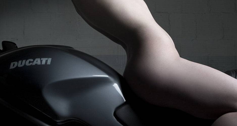 Ducati apresenta coleção da fotógrafa Elizabeth Raab reunindo nus e motos Ducati apresenta coleção da fotógrafa Elizabeth Raab reunindo nus e motos
