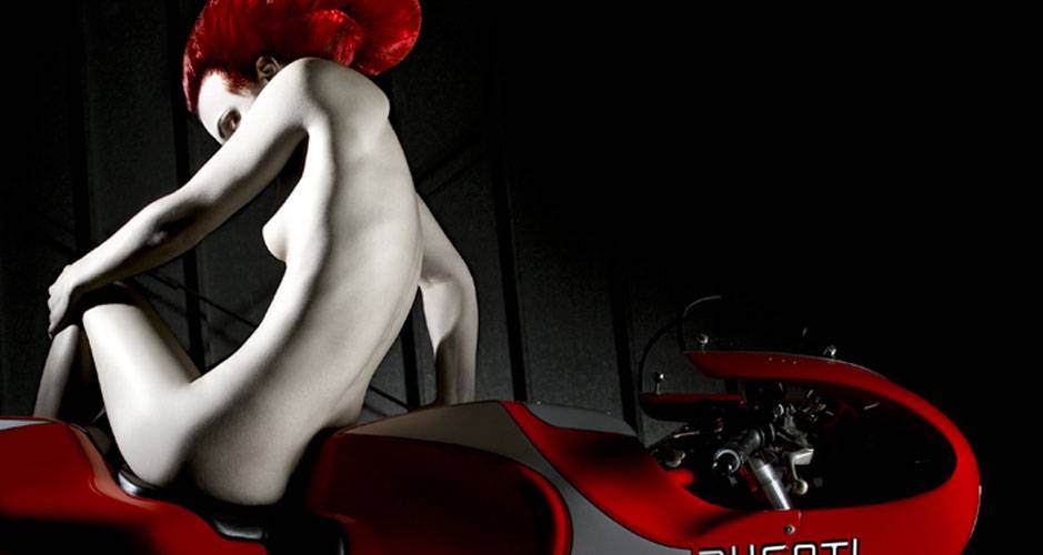 Ducati apresenta cole&ccedil;&atilde;o da fot&oacute;grafa Elizabeth Raab reunindo nus e motos