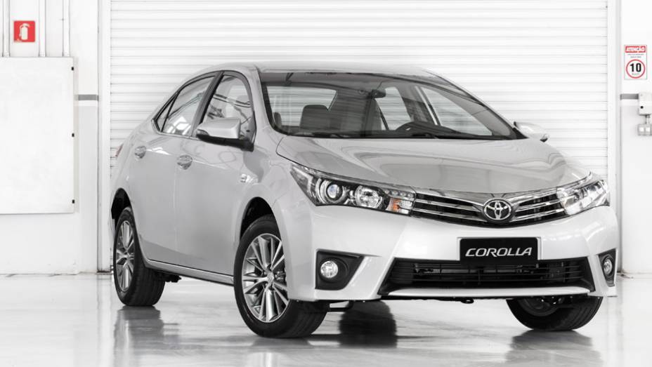 Ser&atilde;o quatro vers&otilde;es: GLi 1.8 com transmiss&otilde;es manual ou autom&aacute;tica, XEi e Altis | <a href="https://beta-develop.quatrorodas.abril.com.br/carros/lancamentos/novo-toyota-corolla-776356.shtml" rel="migration">Leia mais</a>