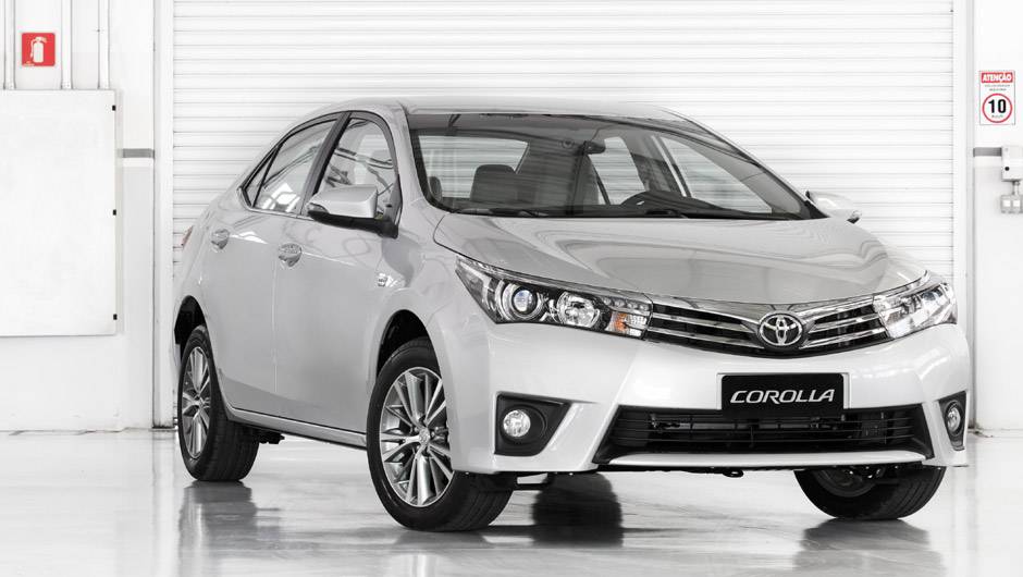 Ser&atilde;o quatro vers&otilde;es: GLi 1.8 com transmiss&otilde;es manual ou autom&aacute;tica, XEi e Altis | <a href="https://beta-develop.quatrorodas.abril.com.br/carros/lancamentos/novo-toyota-corolla-776356.shtml" rel="migration">Leia mais</a>