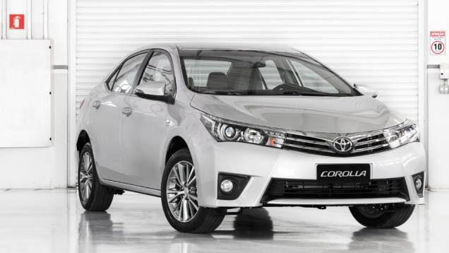 Serão quatro versões: GLi 1.8 com transmissões manual ou automática, XEi e Altis | <a href="https://beta-develop.quatrorodas.abril.com.br/carros/lancamentos/novo-toyota-corolla-776356.shtml" rel="migration">Leia mais</a> Serão quatro versões: GLi 1.8 com transmissões manual ou automática, XEi e Altis | <a href="https://beta-develop.quatrorodas.abril.com.br/carros/lancamentos/novo-toyota-corolla-776356.shtml" rel="migration">Leia mais</a>