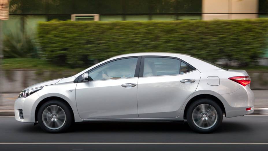 A vers&atilde;o Altis tem far&oacute;is com ilumina&ccedil;&atilde;o diurna por LEDs | <a href="https://beta-develop.quatrorodas.abril.com.br/carros/lancamentos/novo-toyota-corolla-776356.shtml" rel="migration">Leia mais</a>