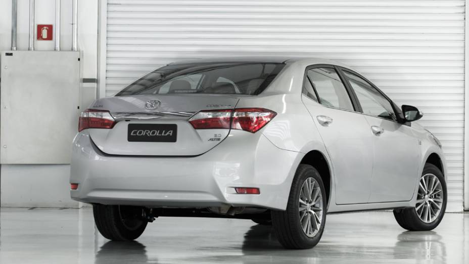 O design também evoluiu: ele tem linhas praticamente idênticas ao do modelo europeu | <a href="https://beta-develop.quatrorodas.abril.com.br/carros/lancamentos/novo-toyota-corolla-776356.shtml" rel="migration">Leia mais</a>