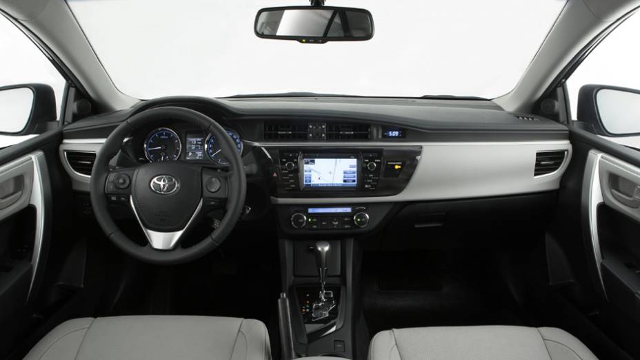O interior da versão XEi tem couro cinza em vez de bege | <a href="https://beta-develop.quatrorodas.abril.com.br/carros/lancamentos/novo-toyota-corolla-776356.shtml" rel="migration">Leia mais</a>