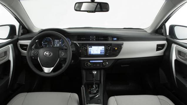 O interior da versão XEi tem couro cinza em vez de bege | <a href="https://beta-develop.quatrorodas.abril.com.br/carros/lancamentos/novo-toyota-corolla-776356.shtml" rel="migration">Leia mais</a> O interior da versão XEi tem couro cinza em vez de bege | <a href="https://beta-develop.quatrorodas.abril.com.br/carros/lancamentos/novo-toyota-corolla-776356.shtml" rel="migration">Leia mais</a>