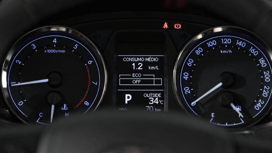 O novo Corolla tem computador de bordo com seis funções e painel com apliques em preto brilhante | <a href="https://beta-develop.quatrorodas.abril.com.br/carros/lancamentos/novo-toyota-corolla-776356.shtml" rel="migration">Leia mais</a>