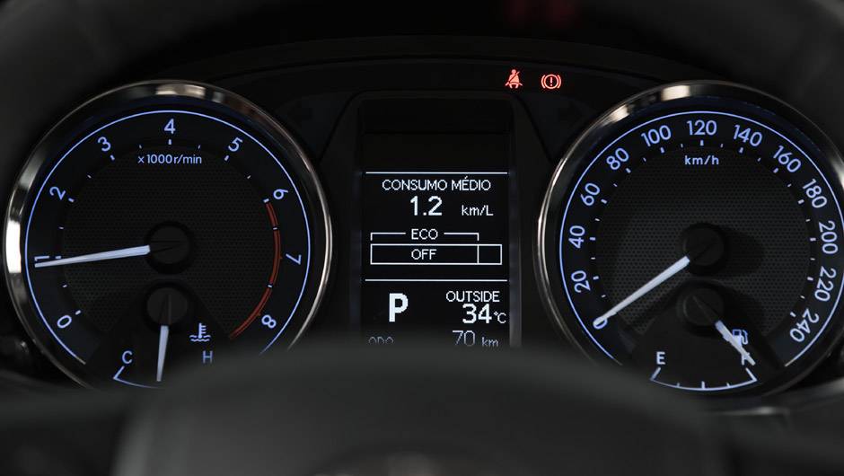 O novo Corolla tem computador de bordo com seis fun&ccedil;&otilde;es e painel com apliques em preto brilhante | <a href="https://beta-develop.quatrorodas.abril.com.br/carros/lancamentos/novo-toyota-corolla-776356.shtml" rel="migration">Leia mais</a>