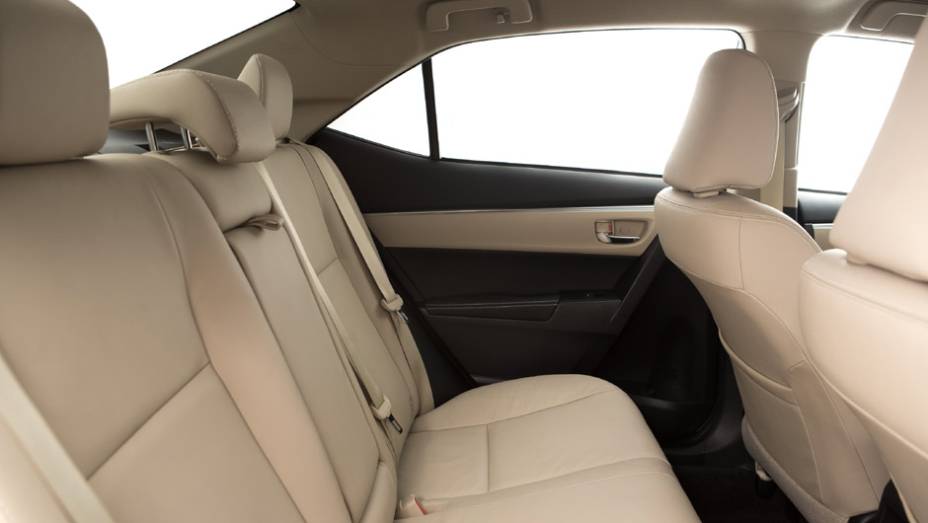 Os bancos são revestidos em couro em todas as versões | <a href="https://beta-develop.quatrorodas.abril.com.br/carros/lancamentos/novo-toyota-corolla-776356.shtml" rel="migration">Leia mais</a>