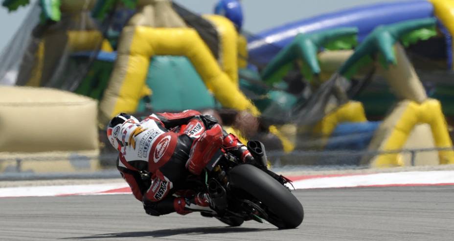 Defendendo a Suzuki, Joshua Waters sai em 16&ordm;