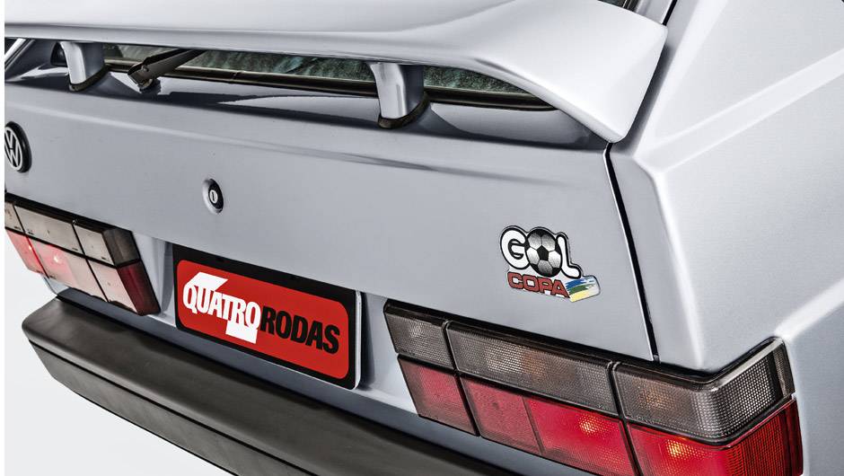 S&oacute; o adesivo na traseira remetia &agrave; vers&atilde;o especial | <a href="https://beta-develop.quatrorodas.abril.com.br/carros/classicos-brasileiros/volkswagen-gol-copa-790738.shtml" rel="migration">Leia mais</a>