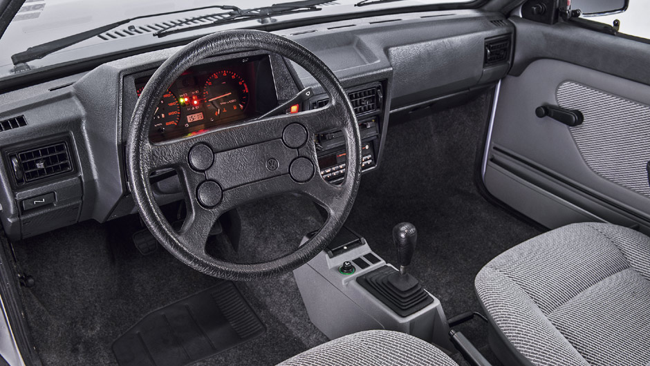 Volante do Gol GTi, mas sem o charme do c&acirc;mbio imitando bola de futebol | <a href="https://beta-develop.quatrorodas.abril.com.br/carros/classicos-brasileiros/volkswagen-gol-copa-790738.shtml" rel="migration">Leia mais</a>