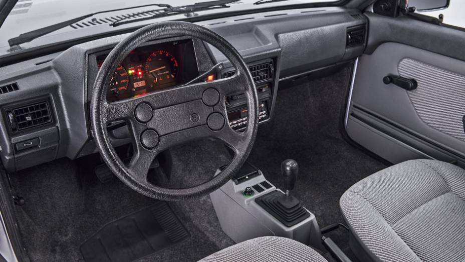 Volante do Gol GTi, mas sem o charme do c&acirc;mbio imitando bola de futebol | <a href="https://beta-develop.quatrorodas.abril.com.br/carros/classicos-brasileiros/volkswagen-gol-copa-790738.shtml" rel="migration">Leia mais</a>