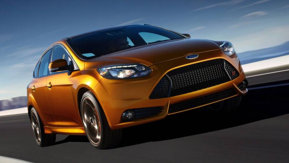 Versão esportiva do hatchback tem motor a gasolina 2.0 EcoBoost e 247 cv de potência - <a href="https://beta-develop.quatrorodas.abril.com.br/reportagens/salao/ford-focus-st-639743.shtml" rel="migration">Leia mais</a>