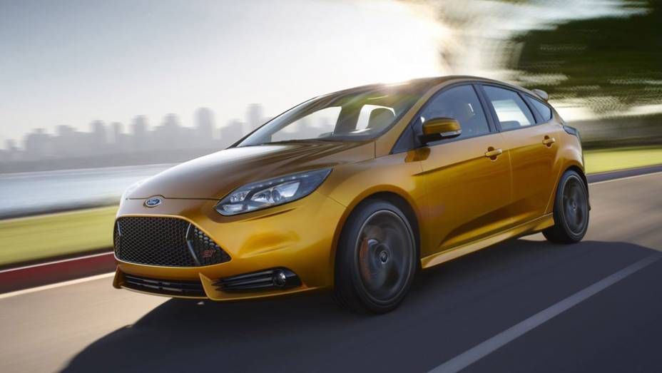 Versão esportiva do hatchback tem motor a gasolina 2.0 EcoBoost e 247 cv de potência - <a href="https://beta-develop.quatrorodas.abril.com.br/reportagens/salao/ford-focus-st-639743.shtml" rel="migration">Leia mais</a>