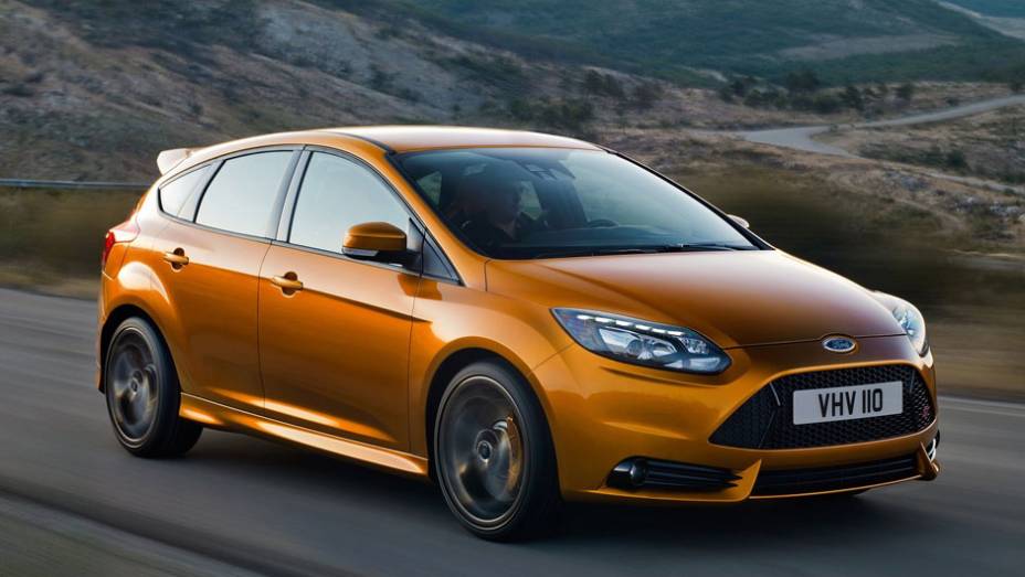 Versão esportiva do hatchback tem motor a gasolina 2.0 EcoBoost e 247 cv de potência - <a href="https://beta-develop.quatrorodas.abril.com.br/reportagens/salao/ford-focus-st-639743.shtml" rel="migration">Leia mais</a>