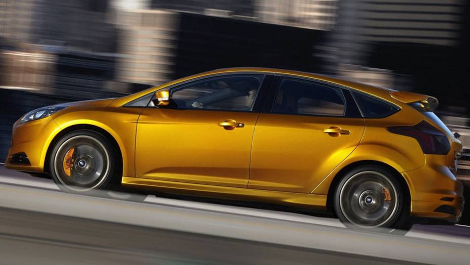 Versão esportiva do hatchback tem motor a gasolina 2.0 EcoBoost e 247 cv de potência - <a href="https://beta-develop.quatrorodas.abril.com.br/reportagens/salao/ford-focus-st-639743.shtml" rel="migration">Leia mais</a>