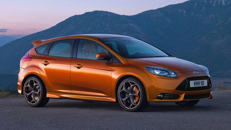 Versão esportiva do hatchback tem motor a gasolina 2.0 EcoBoost e 247 cv de potência - <a href="https://beta-develop.quatrorodas.abril.com.br/reportagens/salao/ford-focus-st-639743.shtml" rel="migration">Leia mais</a>