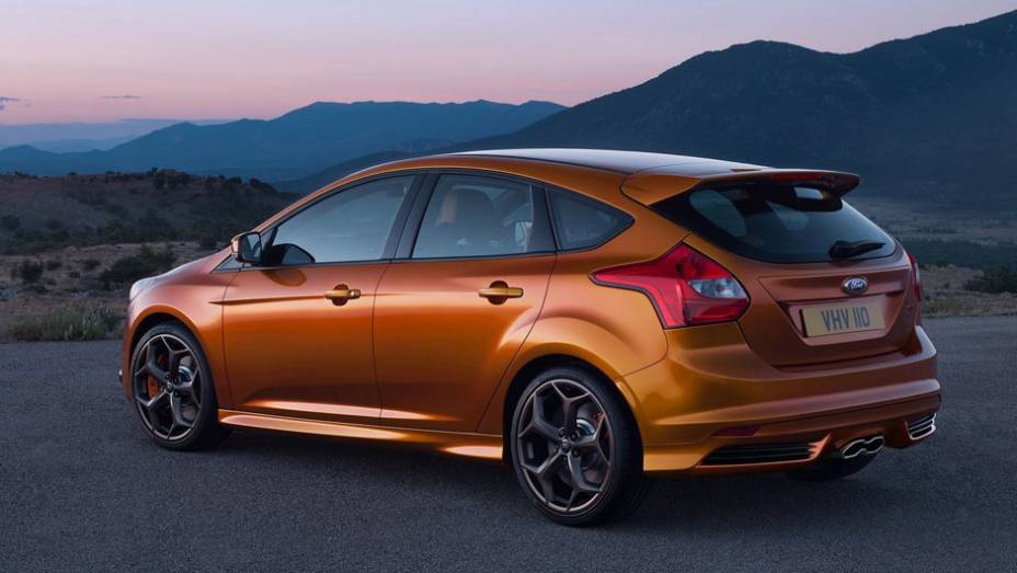 Versão esportiva do hatchback tem motor a gasolina 2.0 EcoBoost e 247 cv de potência - <a href="https://beta-develop.quatrorodas.abril.com.br/reportagens/salao/ford-focus-st-639743.shtml" rel="migration">Leia mais</a>