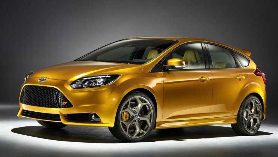 Versão esportiva do hatchback tem motor a gasolina 2.0 EcoBoost e 247 cv de potência - <a href="https://beta-develop.quatrorodas.abril.com.br/reportagens/salao/ford-focus-st-639743.shtml" rel="migration">Leia mais</a>